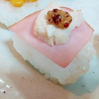 マスタードのせて　ハムとサラダチキンの焼おにぎり